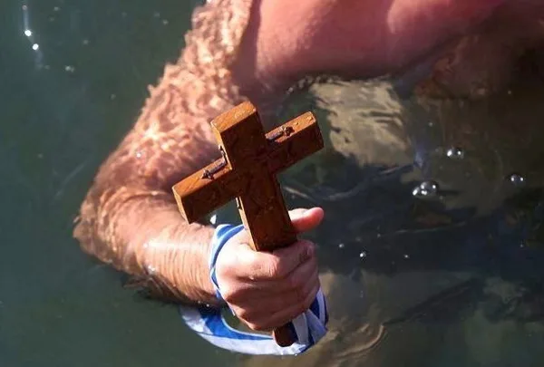 Θεοφάνια: Η φανέρωση της Αγίας Τριάδας και ο αγιασμός των υδάτων