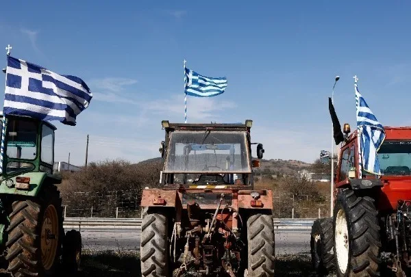 Αγροτικές κινητοποιήσεις: Σταθερό το μπλόκο της Νίκαιας, προαναγγελία κλιμάκωσης