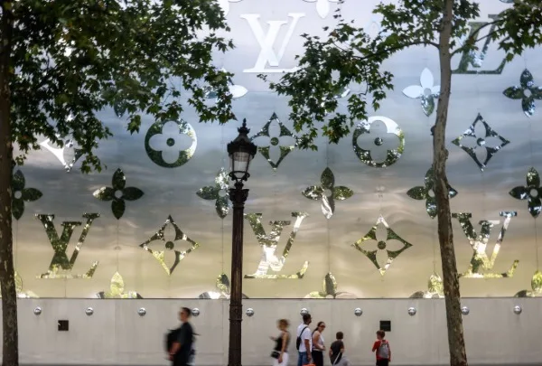 Check-in στο σύμπαν του Louis Vuitton
