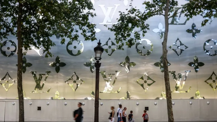 Check-in στο σύμπαν του Louis Vuitton