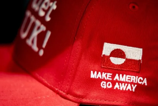 «Make America Go Away»: Το δανέζικο καπέλο που απαντά στον Τραμπ για τη Γροιλανδία