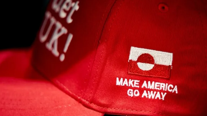 «Make America Go Away»: Το δανέζικο καπέλο που απαντά στον Τραμπ για τη Γροιλανδία