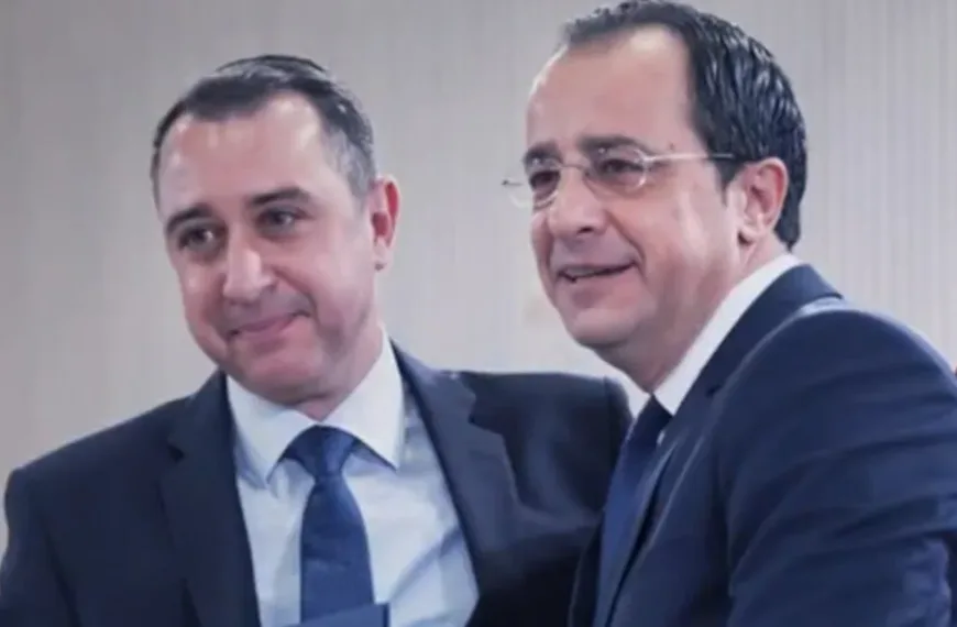 Η Κύπρος σε κρίση- Παραιτήθηκε στενός συνεργάτης Χριστοδουλίδη για το βίντεο με τις “μίζες” και η Πρώτη Κυρία