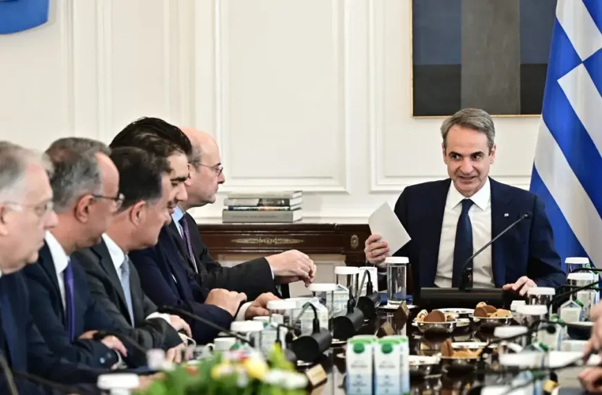 Πρόθυμοι και απρόθυμοι υπουργοί και η “αιχμή” Δένδια