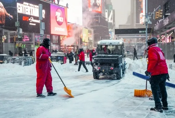 Φονική χιονοθύελλα παραλύει τις ΗΠΑ με νεκρούς, εκτεταμένα μπλακάουτ και χιλιάδες ακυρώσεις πτήσεων