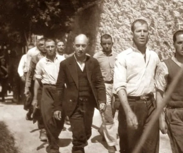 Οι 200 της Καισαριανής: Αυθεντικές οι φωτογραφίες – Επιστρέφει στην Ελλάδα η συλλογή Χόιερ