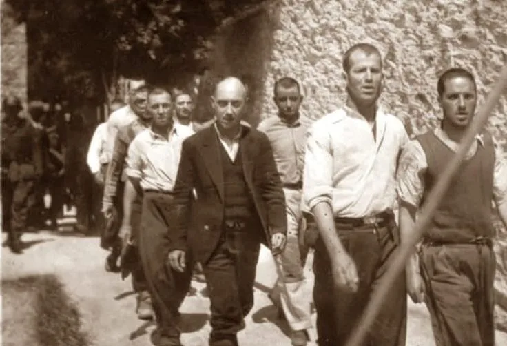 Γιατί κάποιοι ενοχλούνται από τις φωτογραφίες της θηριωδίας των ναζί στην Καισαριανή;