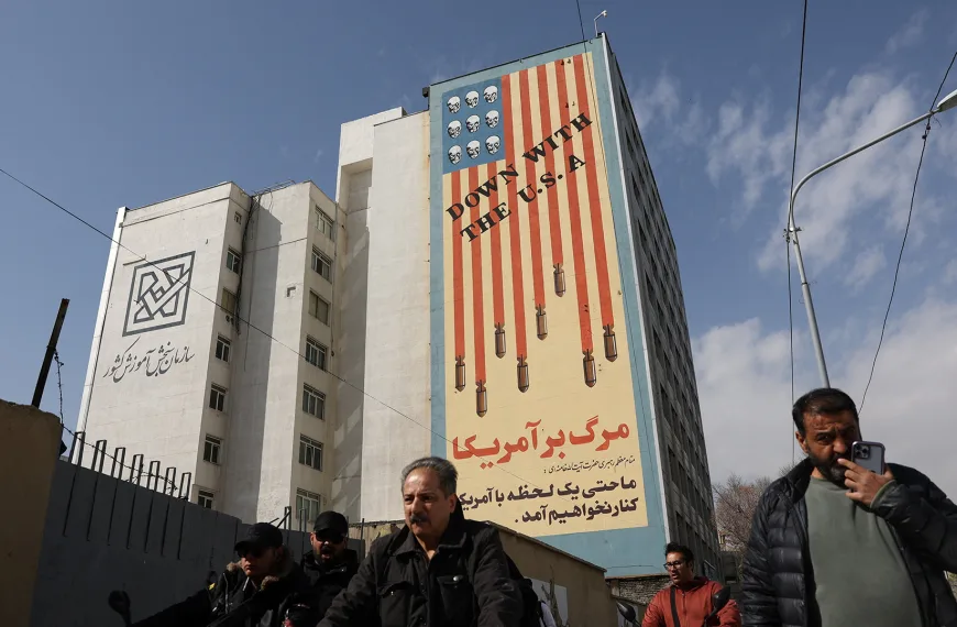 Επίθεση Ισραήλ και ΗΠΑ στο Ιράν: Όσα γνωρίζουμε μέχρι στιγμής για την κλιμάκωση που βάζει φωτιά στη Μέση Ανατολή