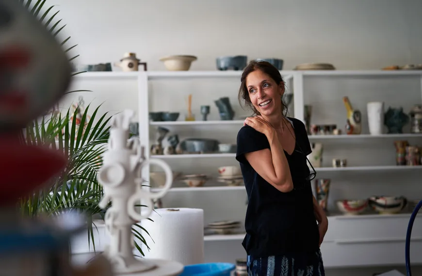 «WHERE I COME FROM»: Η Λεώνη Γιαγδζόγλου επιστρέφει στην αρχέγονη πηγή της φαντασίας