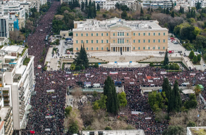 Τέμπη: Τρία χρόνια μετά, η χώρα ξανά στους δρόμους με αίτημα «Δικαιοσύνη μέχρι τέλους»