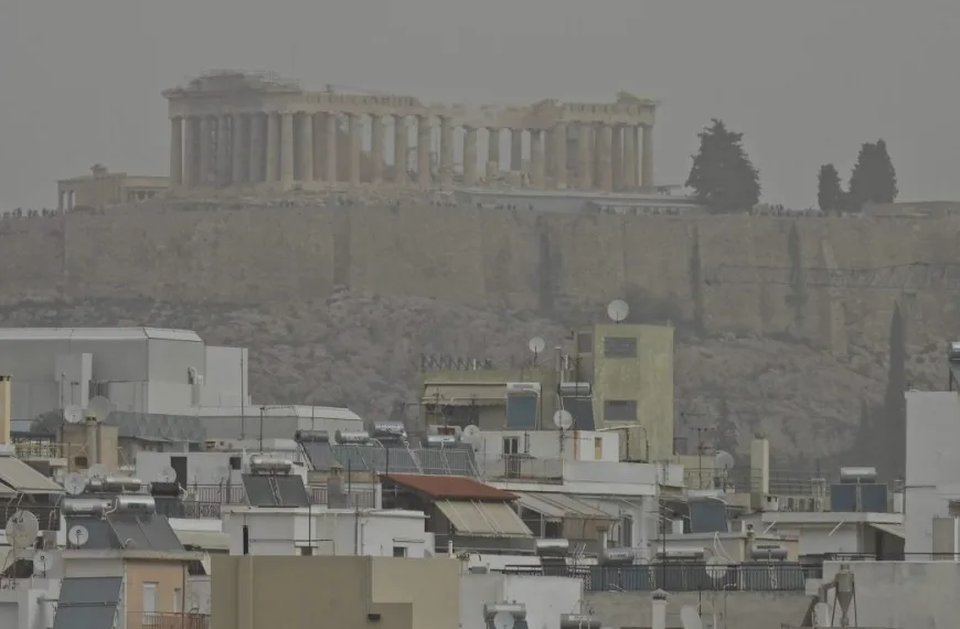 Αφρικανική σκόνη και θυελλώδεις άνεμοι σαρώνουν τη χώρα – Κορύφωση το μεσημέρι, αλλαγή σκηνικού από Τρίτη