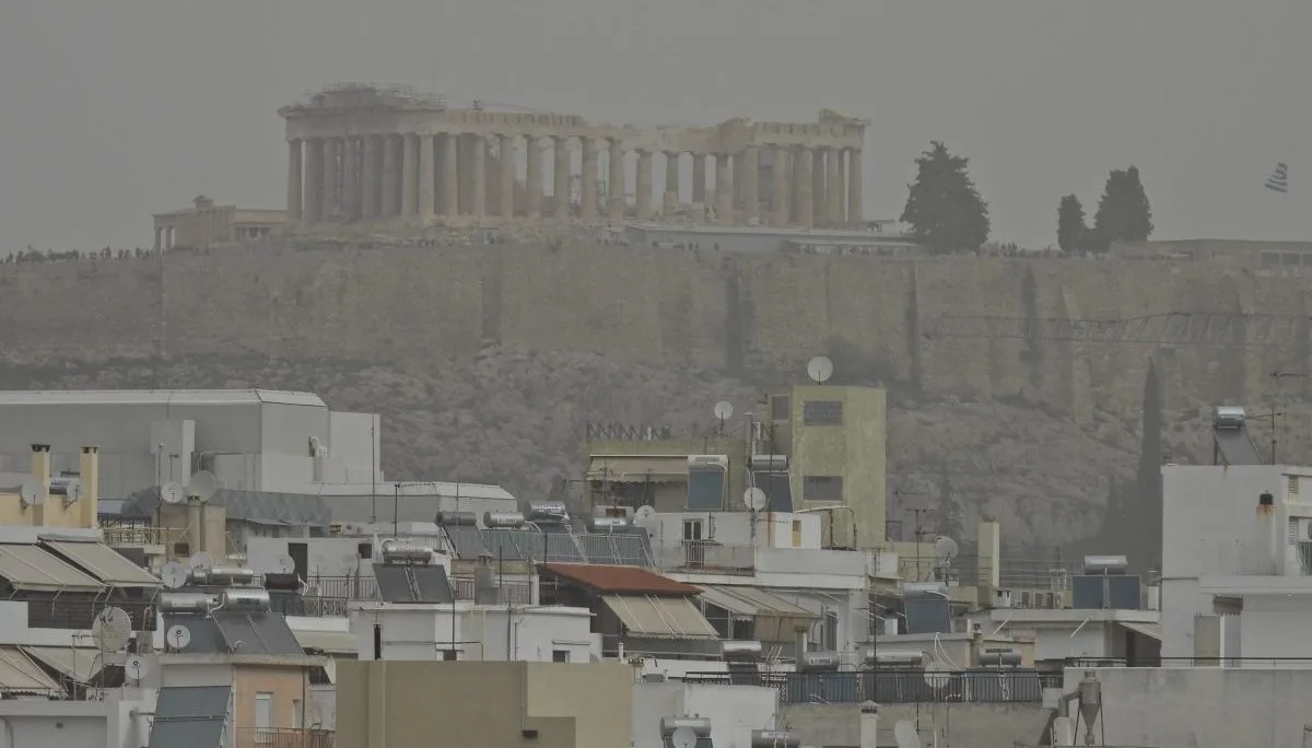 Αφρικανική σκόνη και θυελλώδεις άνεμοι σαρώνουν τη χώρα – Κορύφωση το μεσημέρι, αλλαγή σκηνικού από Τρίτη