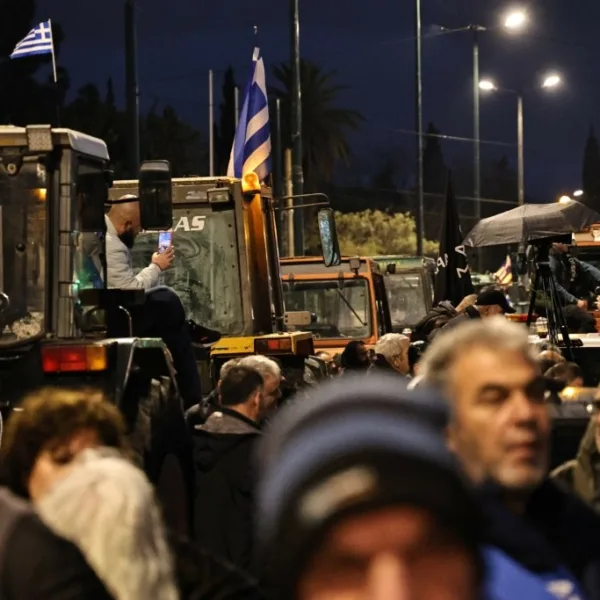 Αγρότες στο Σύνταγμα: Ολονύχτια παραμονή με τρακτέρ έξω από τη Βουλή –&hellip;