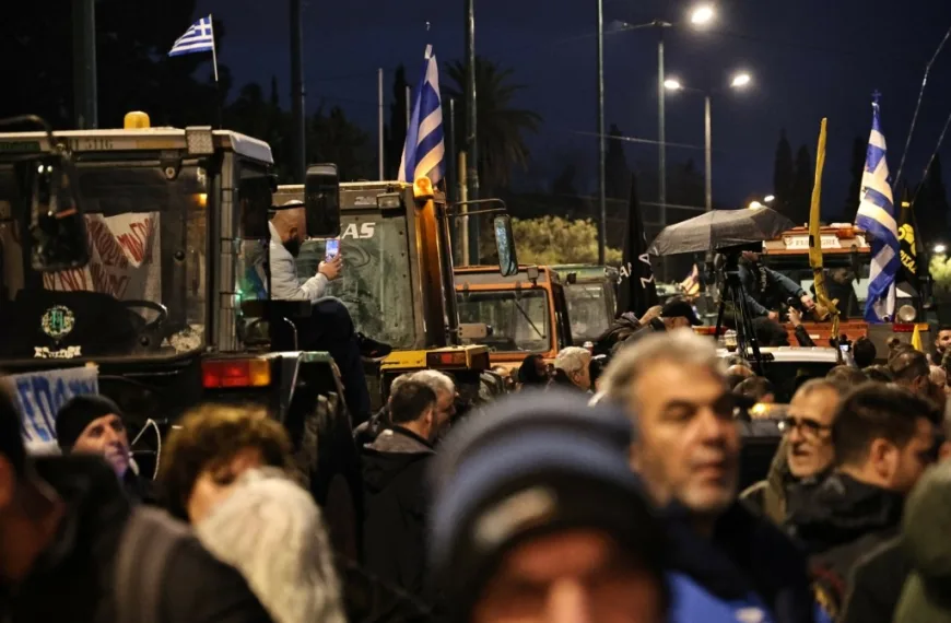 Αγρότες στο Σύνταγμα: Ολονύχτια παραμονή με τρακτέρ έξω από τη Βουλή – «Δεν υποχωρούμε αν δεν δικαιωθούμε»