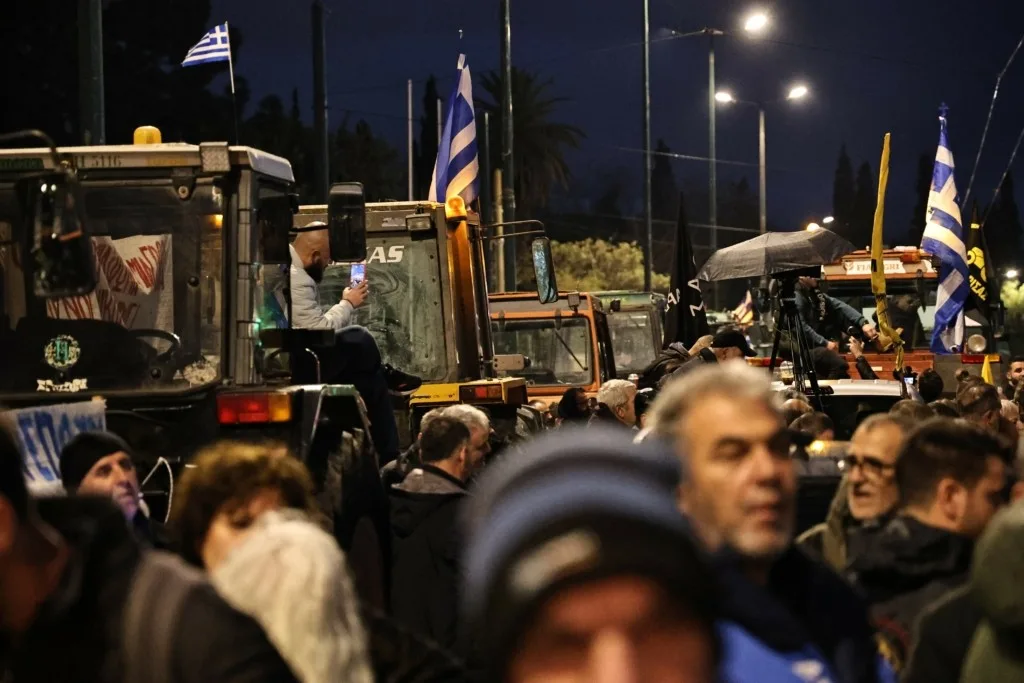 Αγρότες στο Σύνταγμα: Ολονύχτια παραμονή με τρακτέρ έξω από τη Βουλή – «Δεν υποχωρούμε αν δεν δικαιωθούμε»