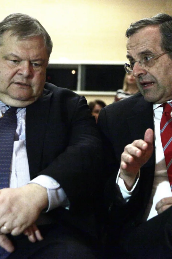 Βενιζέλος- Σαμαράς: Πολιορκία από το κέντρο και τα δεξιά στην κυβέρνηση