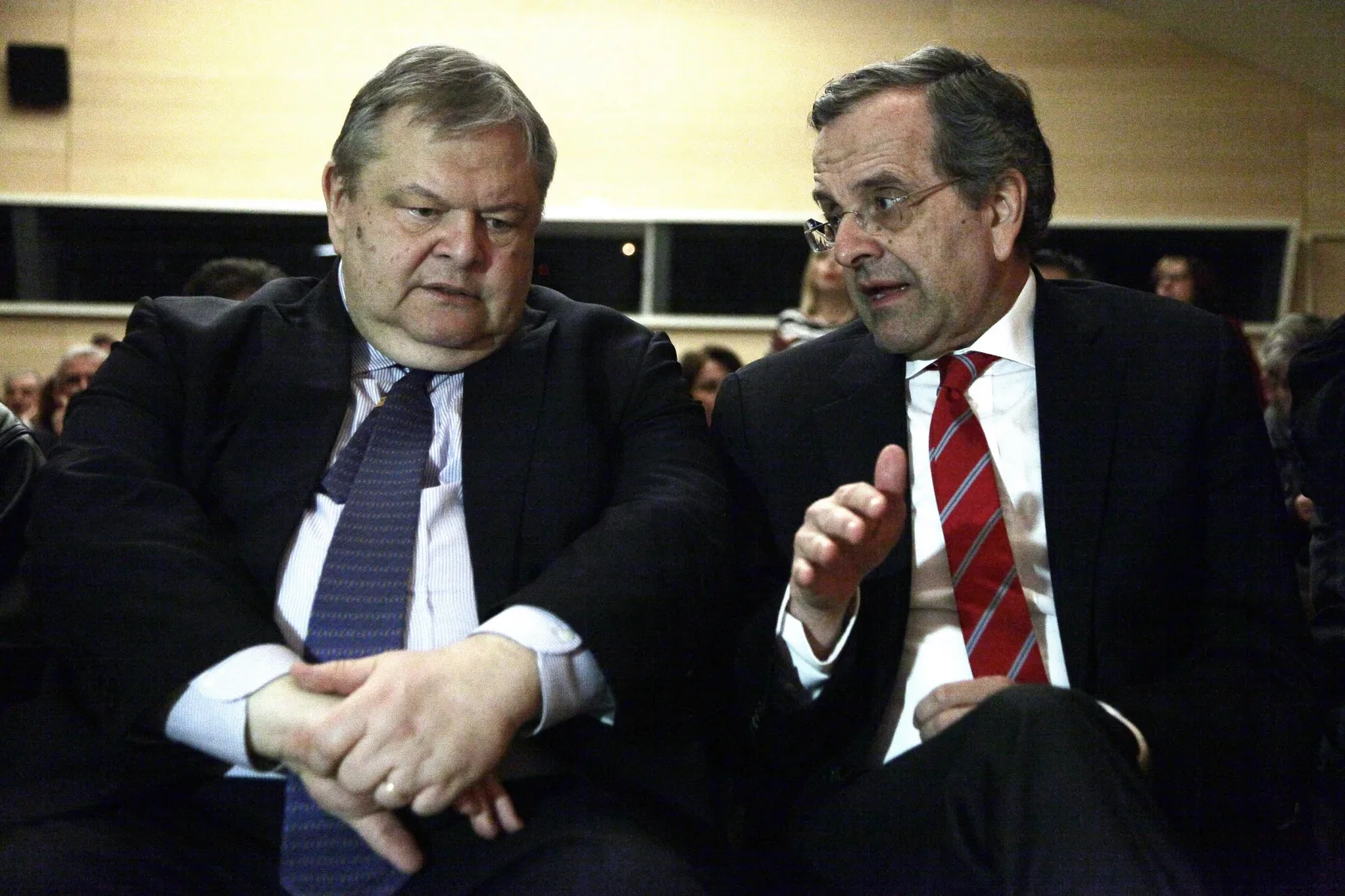 Βενιζέλος- Σαμαράς: Πολιορκία από το κέντρο και τα δεξιά στην κυβέρνηση