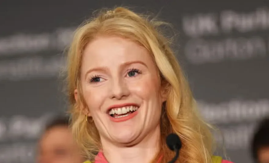 Σεισμός στο βρετανικό πολιτικό σκηνικό: Η Πράσινη υδραυλικός που σάρωσε στην έδρα-κάστρο των Εργατικών