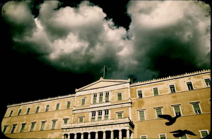 Το Σύνταγμα δεν «μπαγιατεύει» — κουρελιάζεται (ή τηρείται με ευλάβεια)