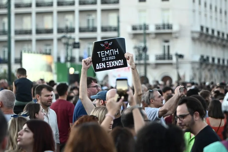 Τρία χρόνια από τα Τέμπη: Μαθητές και φοιτητές ξανά στους δρόμους με σύνθημα «Ή τα κέρδη τους ή οι ζωές μας»