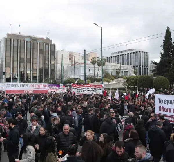 Τρία χρόνια μετά την τραγωδία των Τεμπών: Μαζικές συγκεντρώσεις και 24ωρη απεργία σε όλη τη χώρα