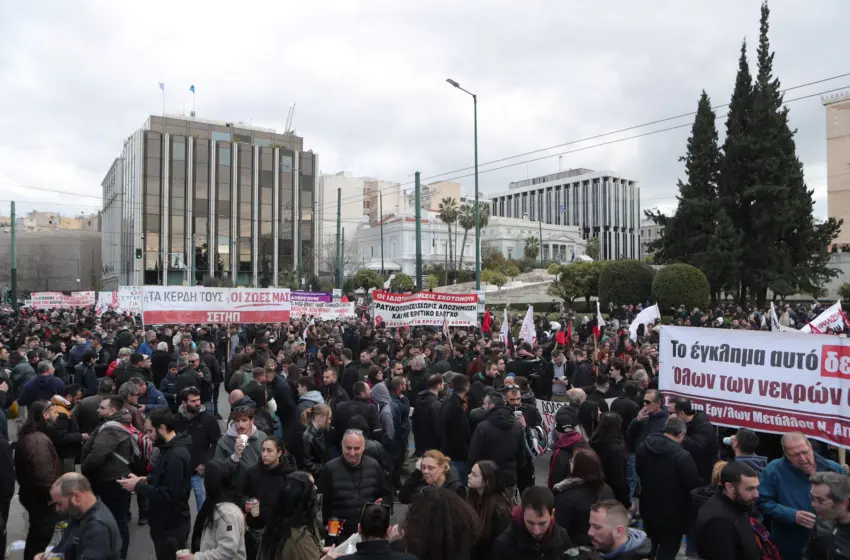 Τρία χρόνια μετά την τραγωδία των Τεμπών: Μαζικές συγκεντρώσεις και 24ωρη απεργία σε όλη τη χώρα