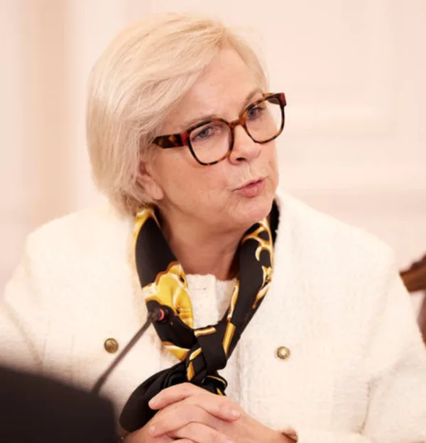 Η υπόθεση κατασκοπείας και η διόλου τυχαία επίσκεψη της γαλλίδας υπουργού Άμυνας