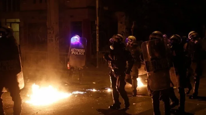 «Πεδίο μάχης» τα ξημερώματα γύρω από το ΑΠΘ – Τραυματίας αστυνομικός και εκατοντάδες προσαγωγές