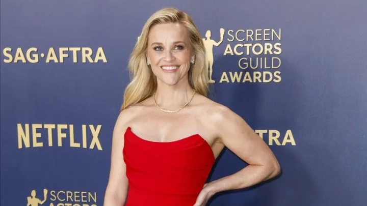 Συγκίνηση στο κόκκινο χαλί: Ρις Γουίδερσπουν και Τζένιφερ Γκάρνερ αποχαιρετούν τον Τζέιμς Βαν Ντερ Μπικ