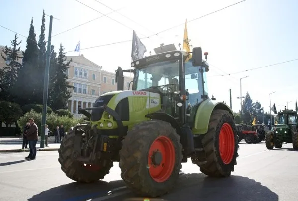 Αγρότες: Αποχώρησαν τα τρακτέρ από το Σύνταγμα
