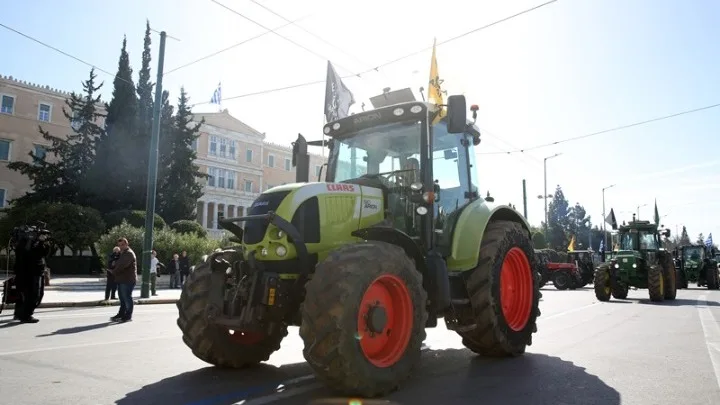Αγρότες: Αποχώρησαν τα τρακτέρ από το Σύνταγμα