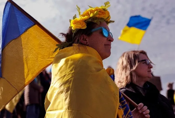 Ζώντας «ανάμεσα σε διασταυρούμενα πυρά»: Η μοναξιά μιας&hellip;