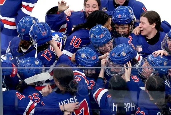 Η «χρυσή» ομάδα γυναικών χόκεϊ επί πάγου αρνήθηκε την πρόσκληση-προσβολή του Τραμπ 