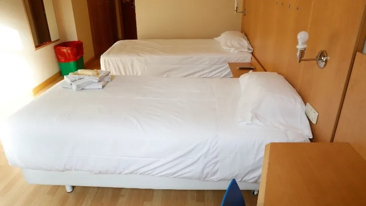 Πωλείται υπνοδωμάτιο: Η γενιά των νέων Ευρωπαίων αναζητά εναλλακτικές στη στεγαστική ασφυξία