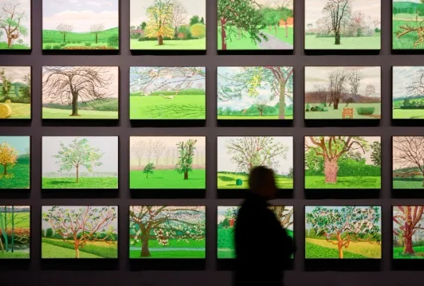 «English Garden»: Ο Ντέιβιντ Χόκνεϊ επιστρέφει στο Λονδίνο με ένα έργο-σταθμό