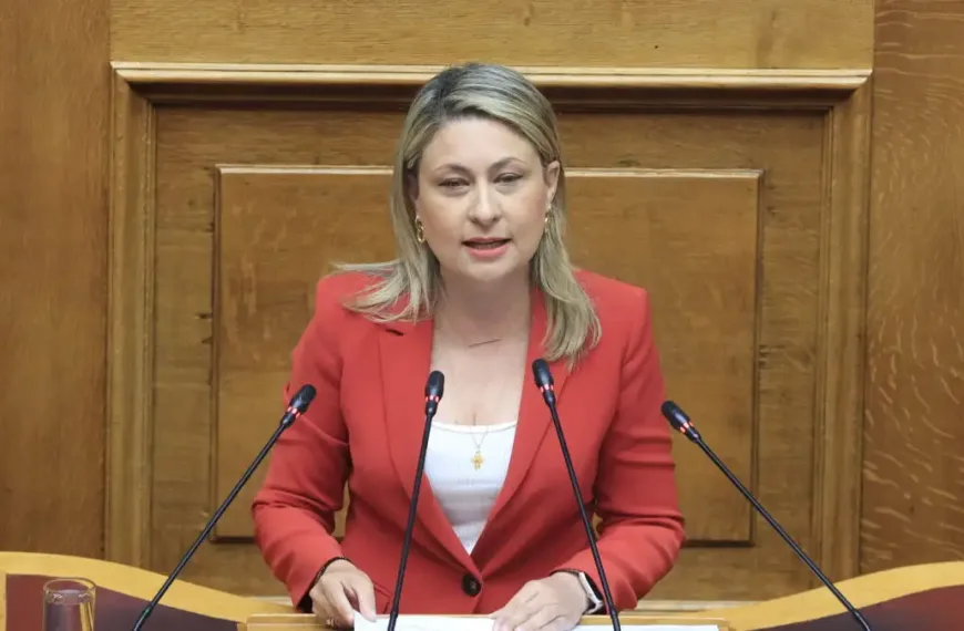 «Το τζάμπα πέθανε»: Το μαζεύει κακήν κακώς η Αλεξοπούλου μετά τη θύελλα αντιδράσεων