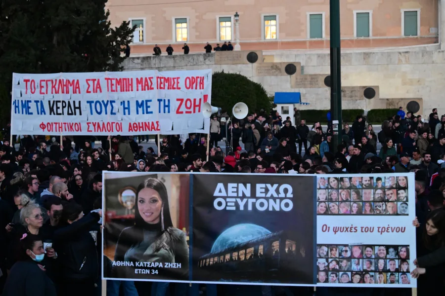 Το λάθος μήνυμα που μπορεί να έλαβαν κάποιοι από την “μαύρη” τρίτη επέτειο για τα Τέμπη- Η παράμετρος Καρυστιανού