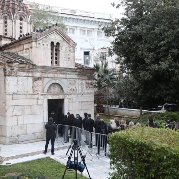 Το τελευταίο αντίο στη Μαρινέλλα – Λαϊκό προσκύνημα και συγκίνηση στη Μητρόπολη&hellip;