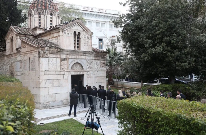 Το τελευταίο αντίο στη Μαρινέλλα – Λαϊκό προσκύνημα και συγκίνηση στη Μητρόπολη Αθηνών