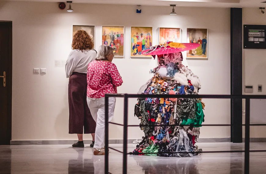 «ΕΙΣΑΙ Ο,ΤΙ ΦΟΡΑΣ»: Η μόδα ως ταυτότητα και έργο τέχνης στο Μουσείο Μπενάκη