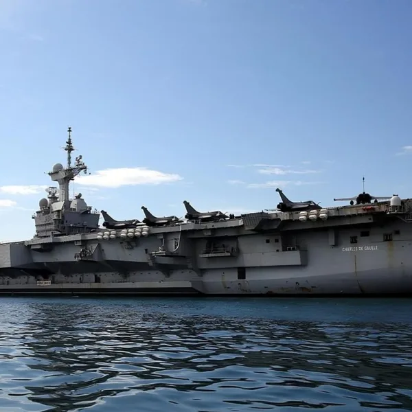 Γαλλικό αεροπλανοφόρο ανακατευθύνεται στην ανατολική Μεσόγειο