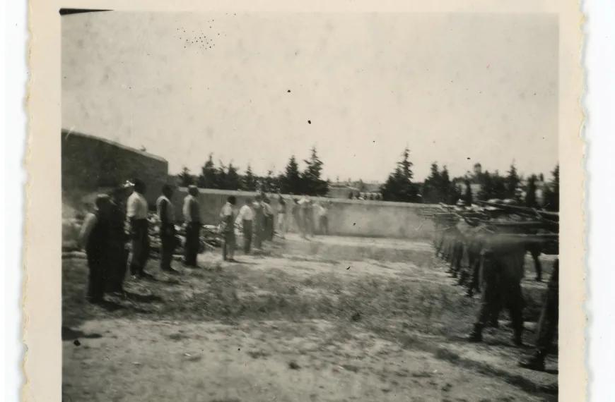 Καισαριανή 1944: Οι 200 που στάθηκαν όρθιοι μπροστά στο απόσπασμα – Το άγνωστο φωτογραφικό αρχείο του Χέρμαν Χόιερ