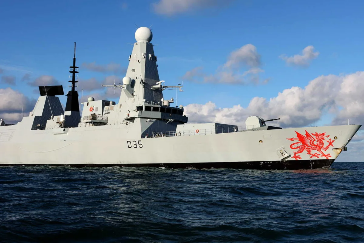 Ο Στάρμερ ενισχύει την άμυνα της Κύπρου με ελικόπτερα και το HMS Dragon