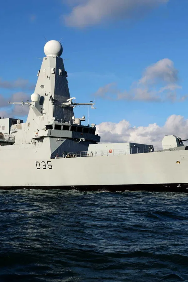 Ο Στάρμερ ενισχύει την άμυνα της Κύπρου με ελικόπτερα και το HMS Dragon