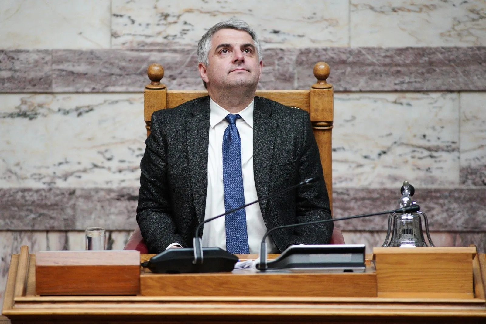 Δημιουργούν “ηθικό δεδικασμένο” τα εγκώμια στον Οδυσσέα για την παράδοση της έδρας του