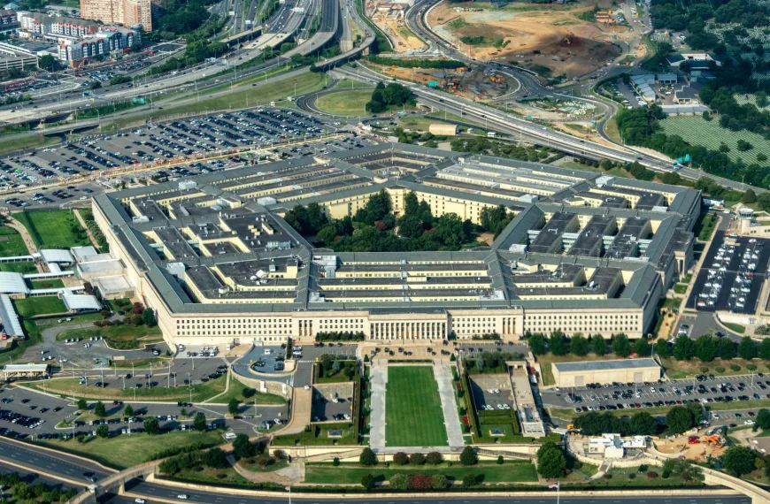 Σχέδια πολέμου μέχρι το φθινόπωρο: Το Πεντάγωνο ενισχύει τις υπηρεσίες πληροφοριών για τη σύγκρουση με το Ιράν