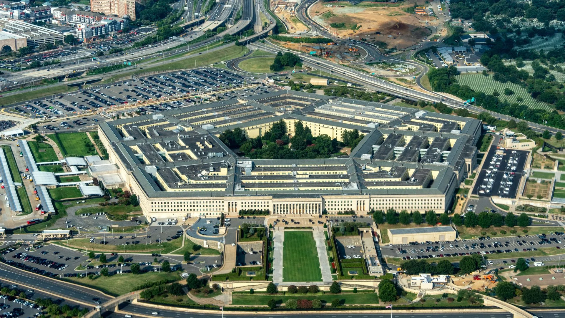 Σχέδια πολέμου μέχρι το φθινόπωρο: Το Πεντάγωνο ενισχύει τις υπηρεσίες πληροφοριών για τη σύγκρουση με το Ιράν