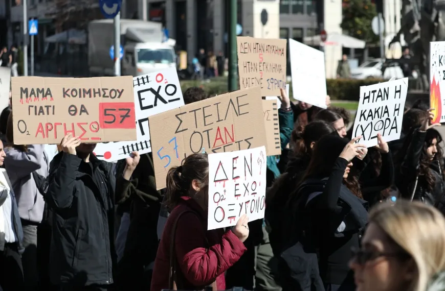 Δίκη για τα Τέμπη – “Τιμωρούν” τα θύματα, τους συγγενείς, τους συνηγόρους – Εικόνες ντροπής για τη Δικαιοσύνη, την Πολιτεία και τη χώρα