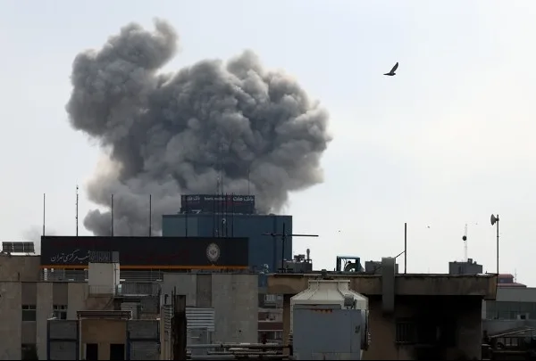 Μαζικά πλήγματα σε Λίβανο και Ιράν – Στο στόχαστρο η ηγεσία της Χεζμπολάχ, απειλές Τραμπ για «μεγάλο κύμα»