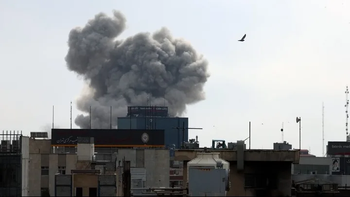 Μαζικά πλήγματα σε Λίβανο και Ιράν – Στο στόχαστρο η ηγεσία της Χεζμπολάχ, απειλές Τραμπ για «μεγάλο κύμα»